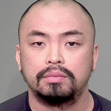 Robert Luu durante su arresto por la policía de Montreal en febrero de 2022