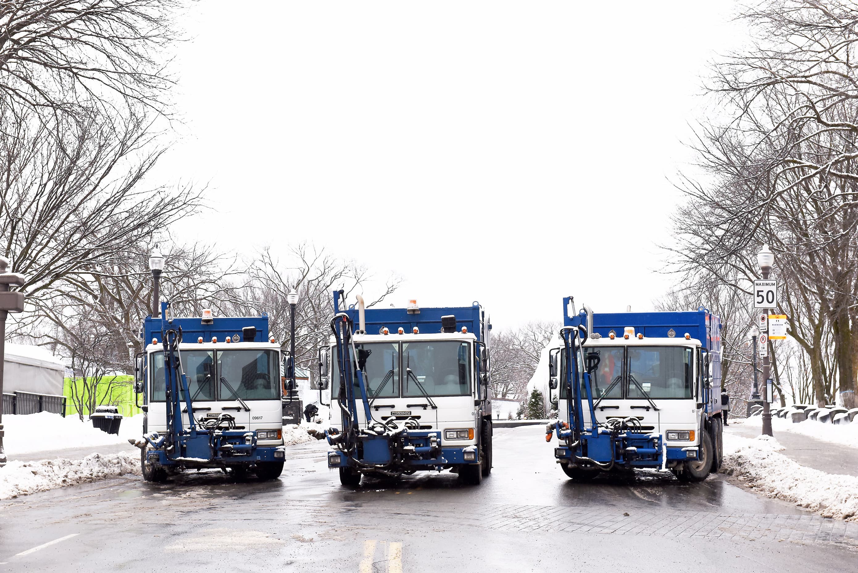 Convoi de camionneurs: Qu&eacute;bec se fortifie &agrave; nouveau
Des camions de la Ville montent la garde&nbsp;&nbsp;
Forte pr&eacute;sence polici&egrave;re&nbsp;&nbsp;
Circulation ardue&nbsp;&nbsp;
Arriv&eacute;e des manifestants&nbsp;&nbsp;
Commer&ccedil;ants r&eacute;sign&eacute;s&nbsp;&nbsp;