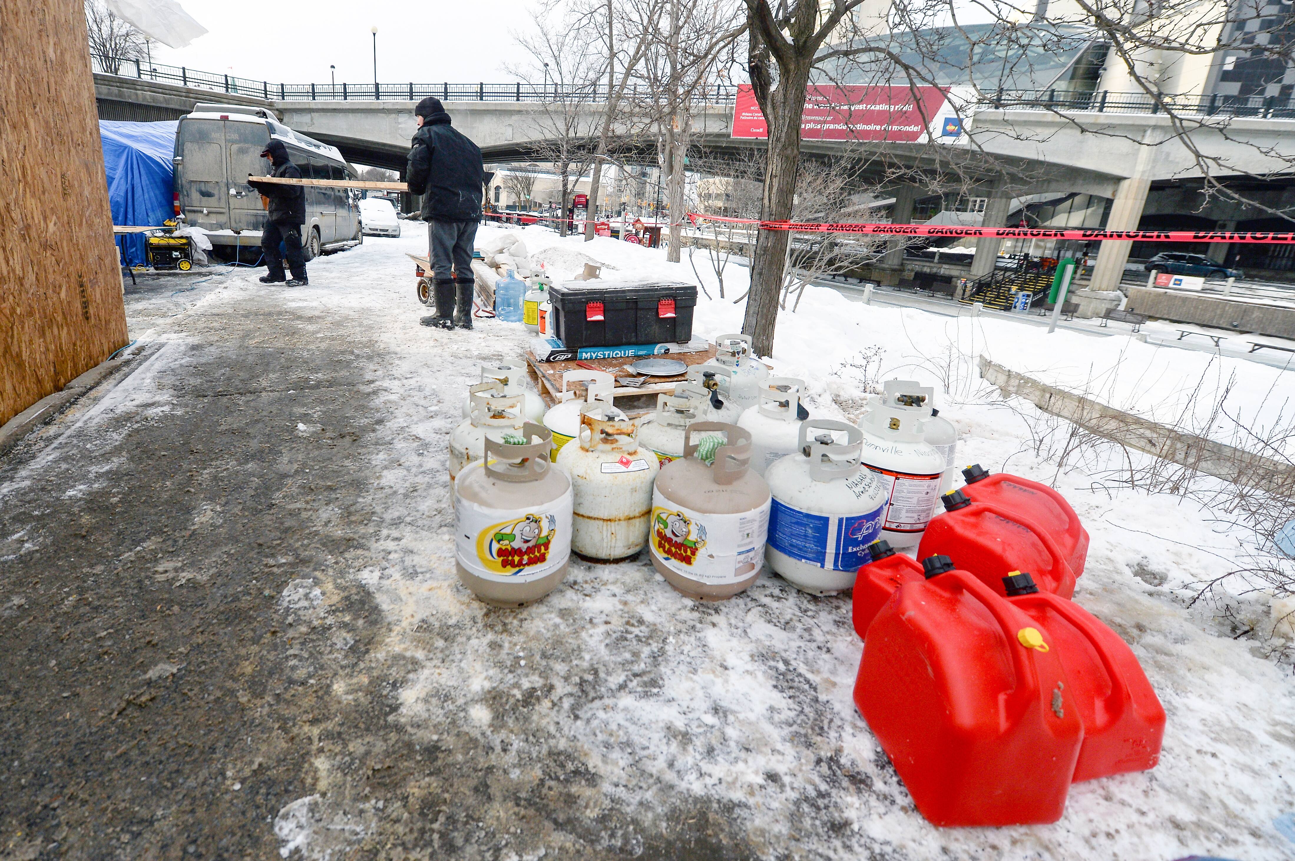 Des all&eacute;es de cocktails explosifs en face du parlement du Canada