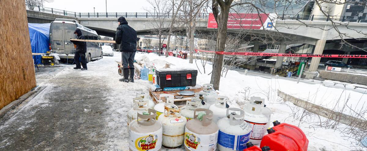 Des allées de cocktails explosifs en face du parlement du Canada