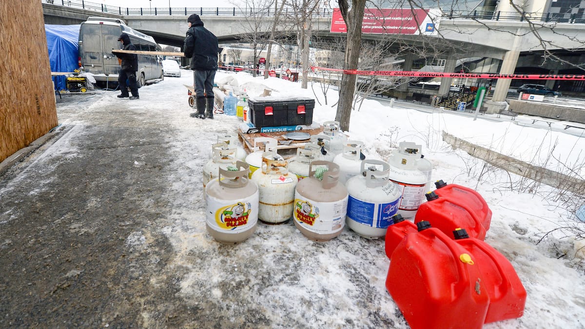 Des allées de cocktails explosifs en face du parlement du Canada