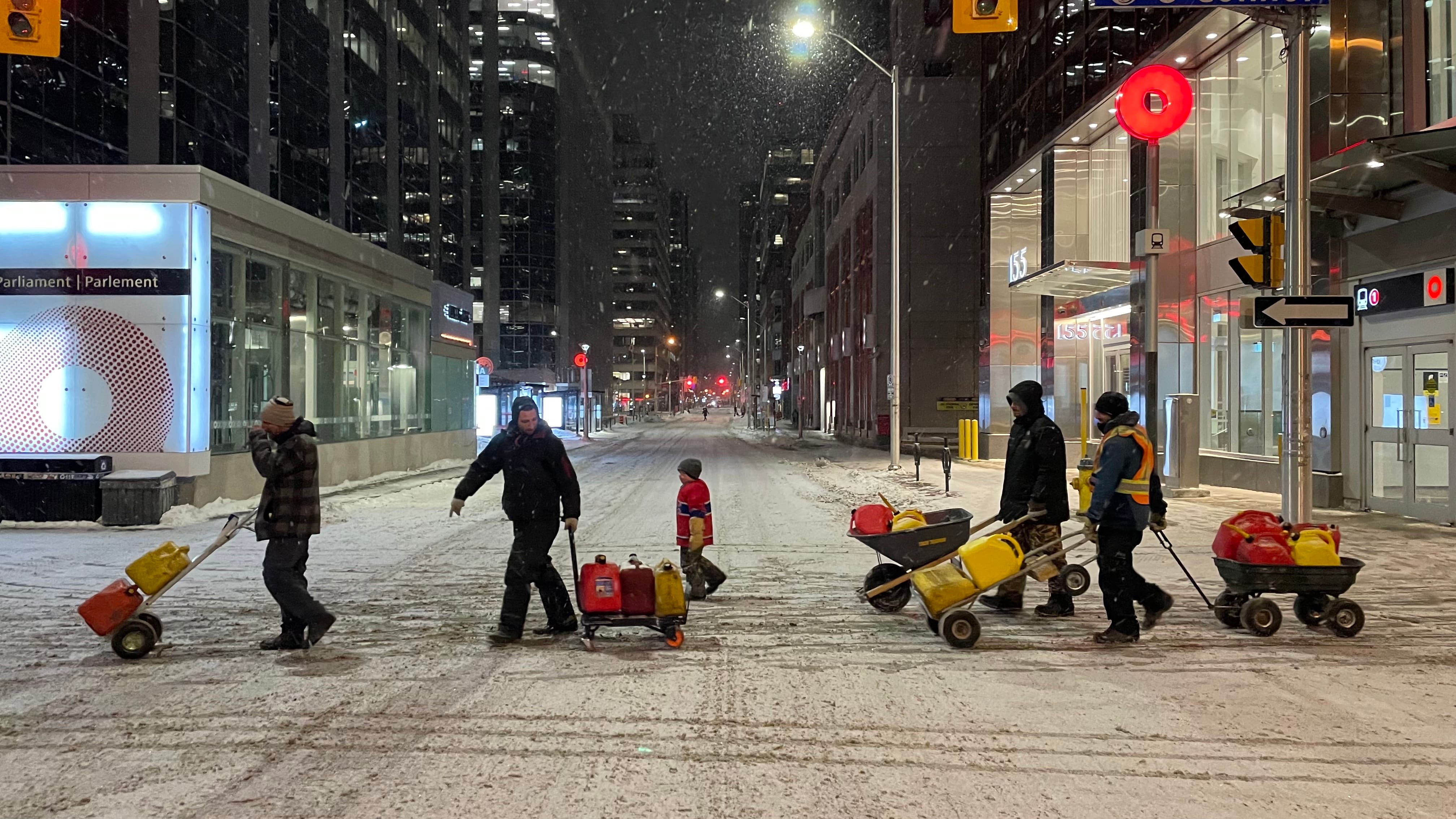 Manifestation &agrave; Ottawa: la police bloque le ravitaillement en essence