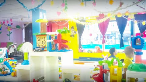 Since 2019, Mohamed Dawah has owned the private establishment Aux coins des ami(e)s, located in the Mercier–Hochelaga-Maisonneuve district.