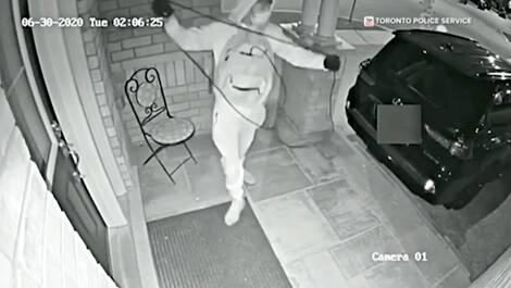 Vol voiture Des voleurs qui amplifient le signal de la clé intelligente située près de la porte du domicile pour voler facilement le véhicule.