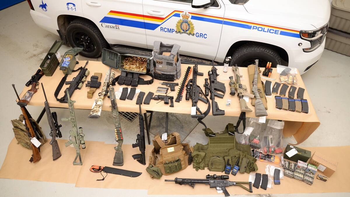 Arrestations à Coutts: quatre manifestants accusés de complot contre les policiers