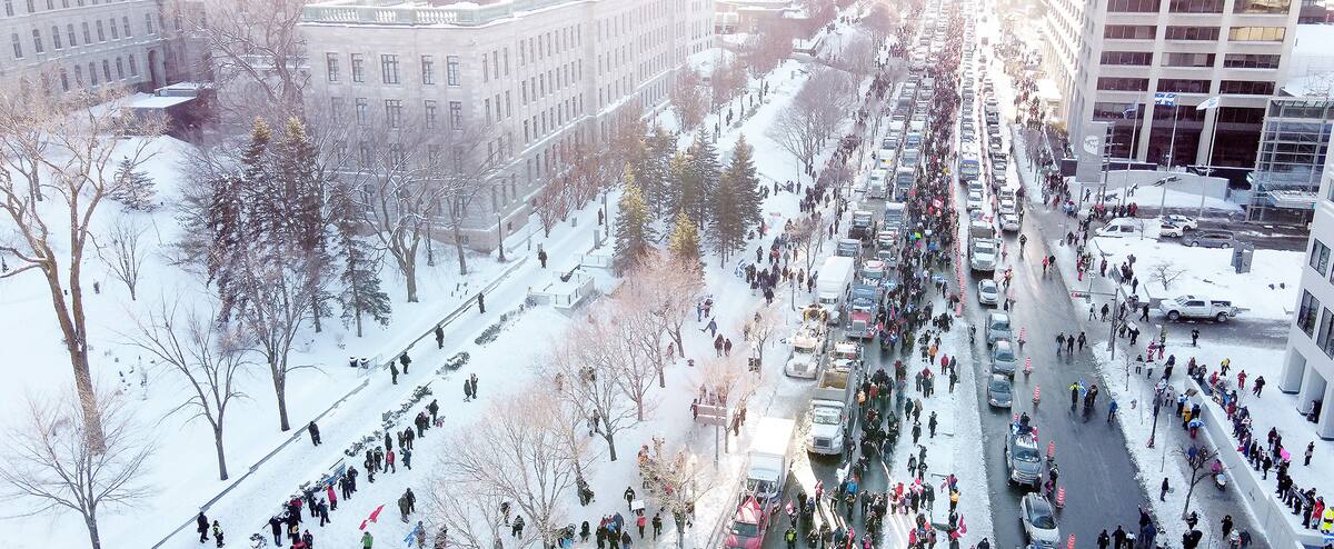 Un «festival» anti-mesures sanitaires devant l’Assemblée nationale