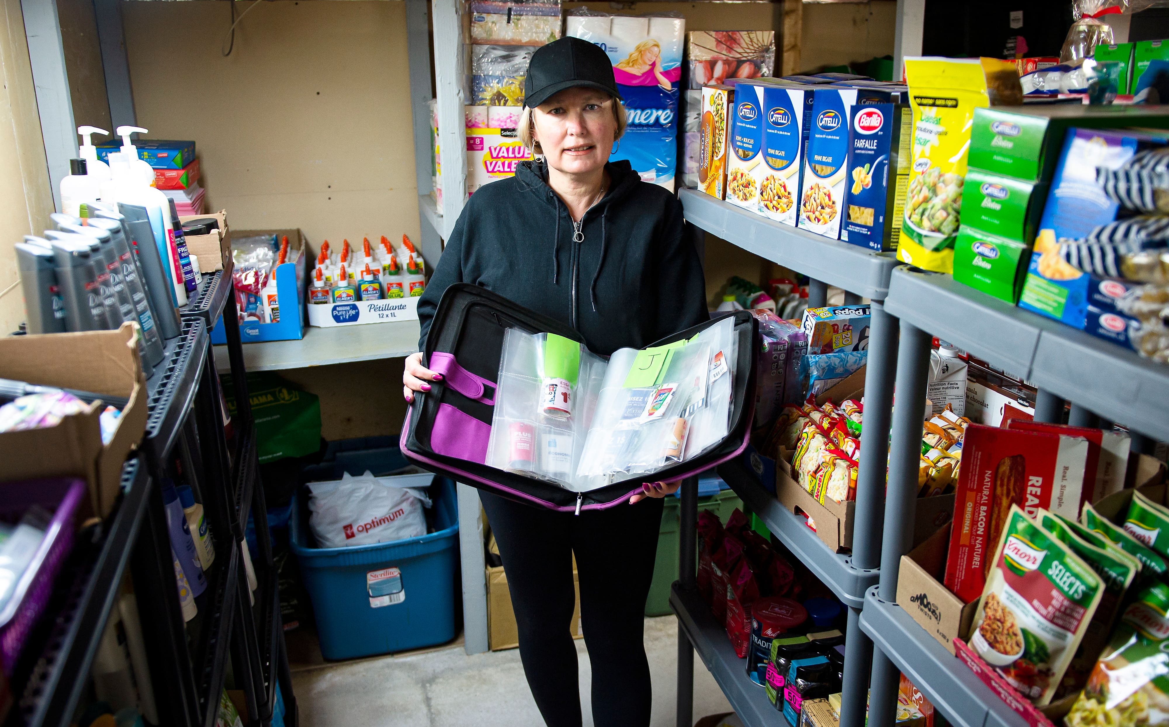 Elle &eacute;conomise jusqu'&agrave; 400 $ par semaine gr&acirc;ce aux coupons