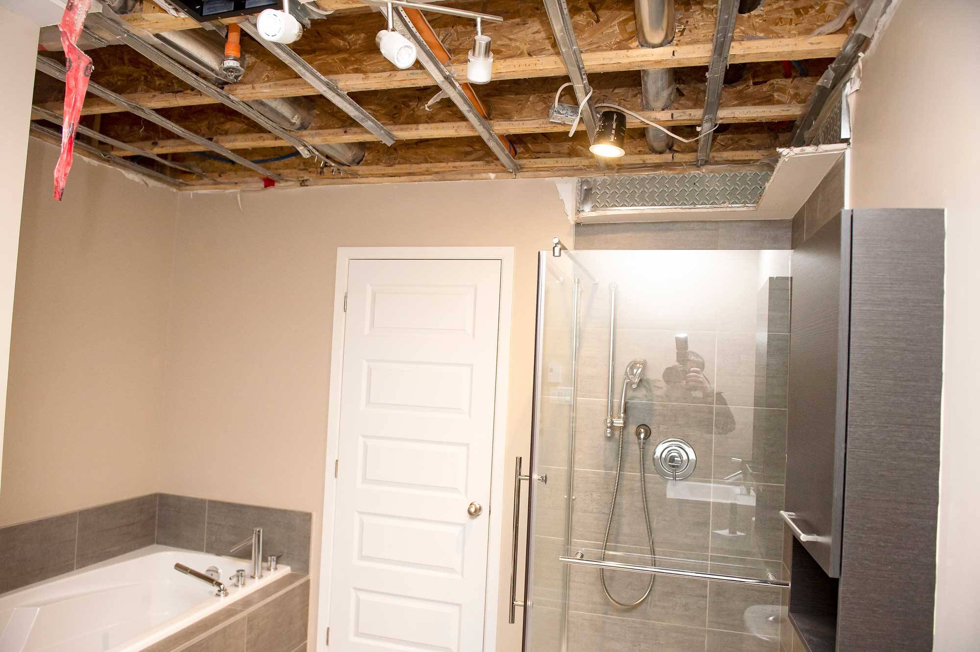 Le plafond de son condo coule depuis des mois