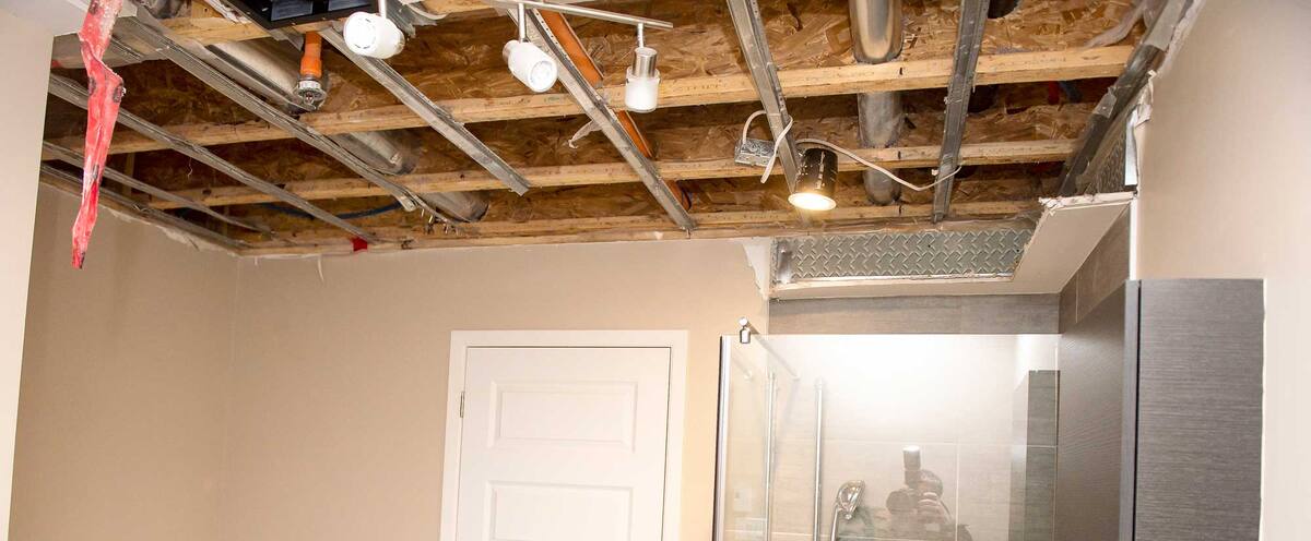 Le plafond de son condo coule depuis des mois