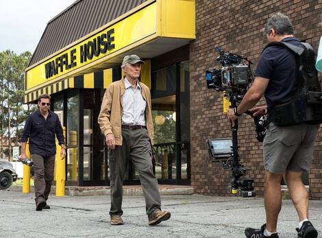 Stephen Campanelli Le caméraman Stephen Campanelli aux côtés de Clint Eastwood et Bradley Cooper