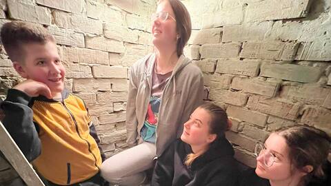 Los hijos de las dos familias y la madre de la Sra. Malenko podrían buscar refugio temporal durante el bombardeo. El resto del grupo debe refugiarse en la casa, porque no hay espacio.