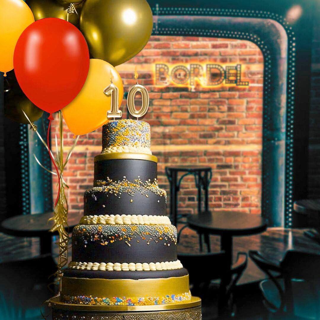 Los seis copropietarios del Bordel Comedy Club cuando se lanzó en abril de 2015: Charles Deschamps, Louis-José Houde, François Bellefeuille, Mike Ward, Martin Petit y Laurent Paquin.