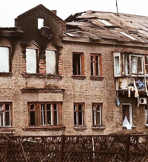 Katerina Belyakova envió a la revista estas fotografías de edificios bombardeados en Mariupol, tomadas el sábado pasado.