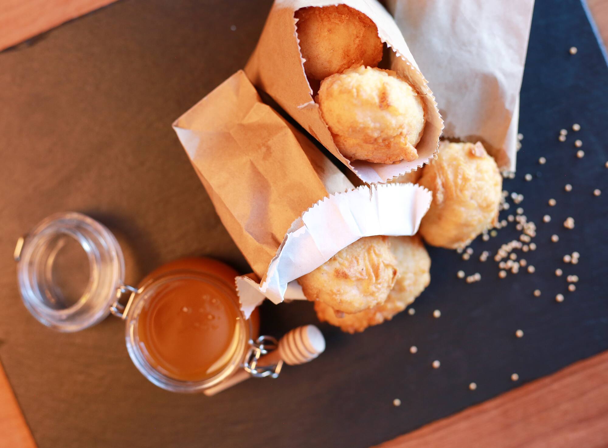Croquettes de poulet, sauce miel et moutarde