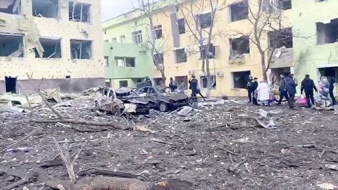 Los pacientes y el personal de este hospital infantil de Mariupol quedaron conmocionados el miércoles tras el brutal bombardeo de las instalaciones.
