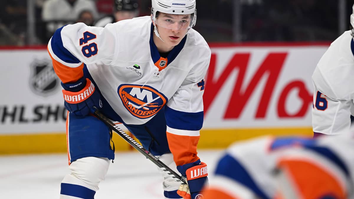 Matthew Schaefer à trois buts d’un record