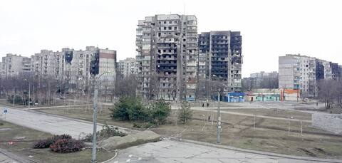 Bir drone, Mariupol'un bu fotoğrafını Cuma günü çekti ve kamu binalarının yıkımının boyutunu gösterdi.