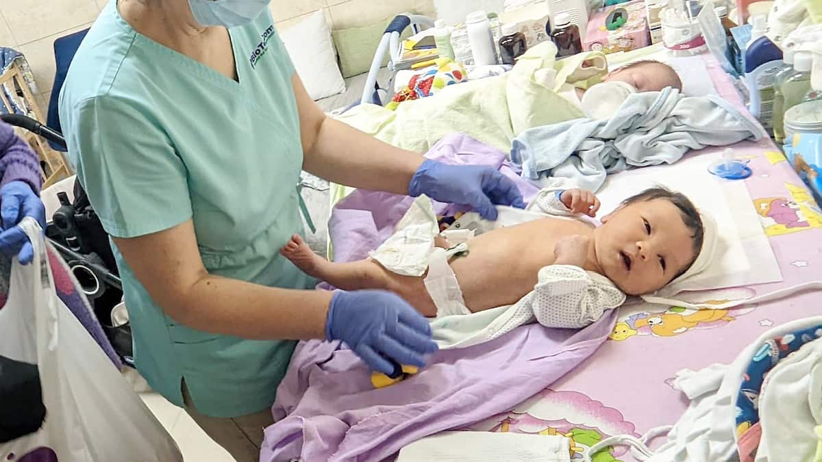 Des parents rencontrent leur bébé pour la première fois en pleine zone de guerre