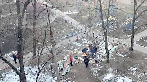 Mariupol gibi vatandaşlar dışarıda yemek pişirmek için ateş yakar.