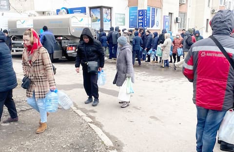 Ayrıca Mariapur'da içme suyu için sıraya girin.