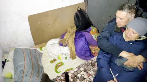 Glib Ivsieiev'in ebeveynleri bombalamalardan kaçmak için birbirlerine sarılır ve bir sığınağa saklanır.