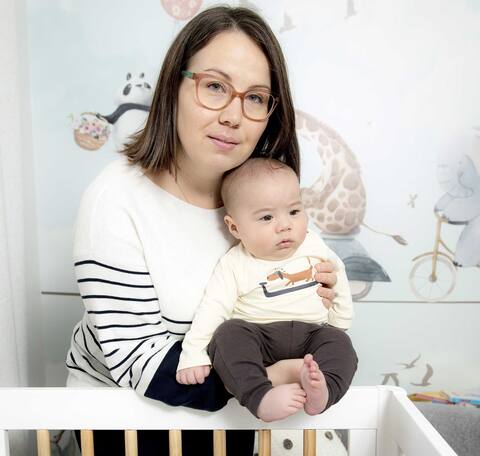 La médecin Isabelle Côté allaitait le petit Léopold, quatre mois, dans une allée du Centre Eaton samedi lorsqu’une agente de sécurité lui a demandé de se rendre au salon d’allaitement pour nourrir son bébé.