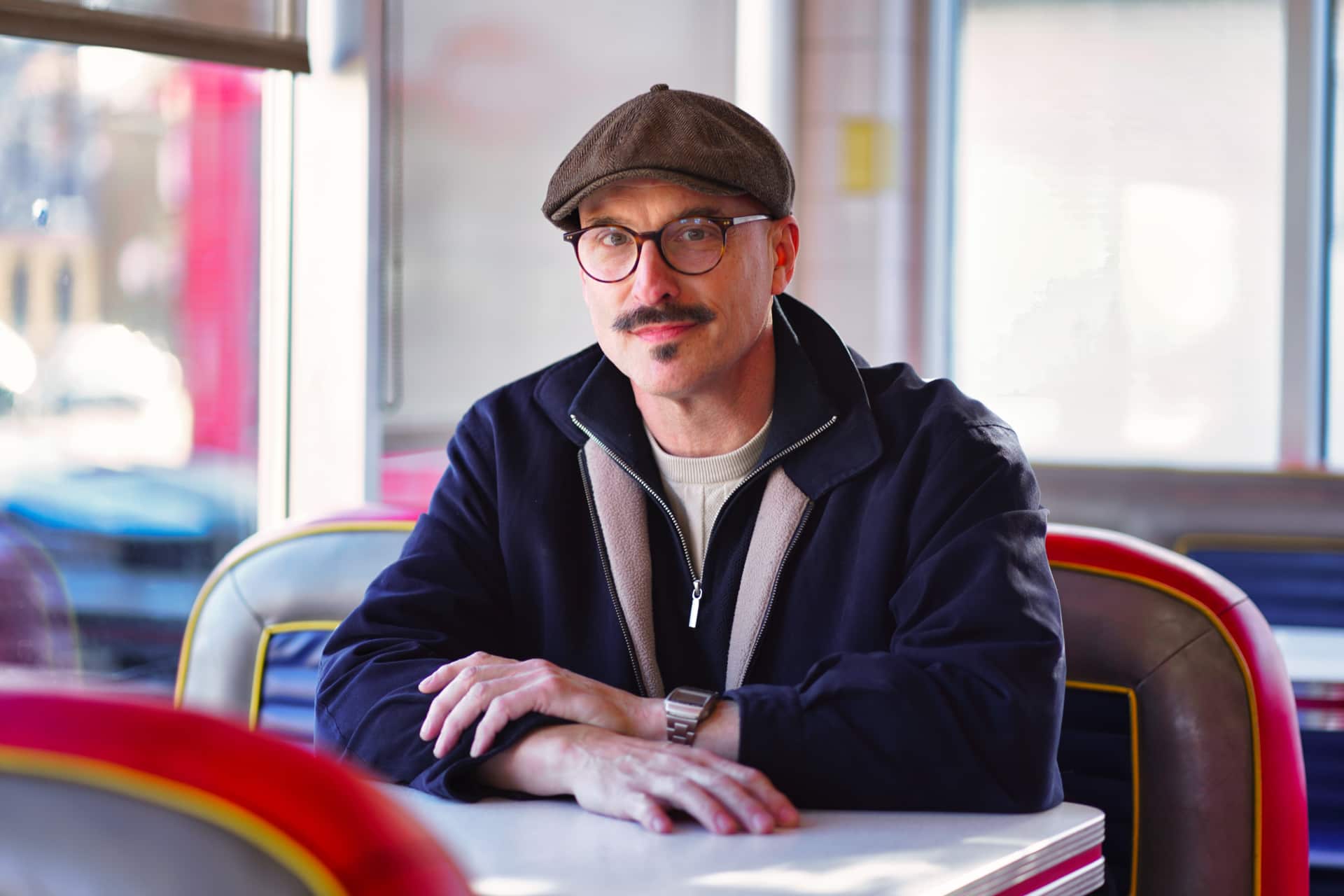 «L’écriture, c’est comme une grosse drogue dure», confie Martin Michaud, qui nous offre une nouvelle enquête de Victor Lessard