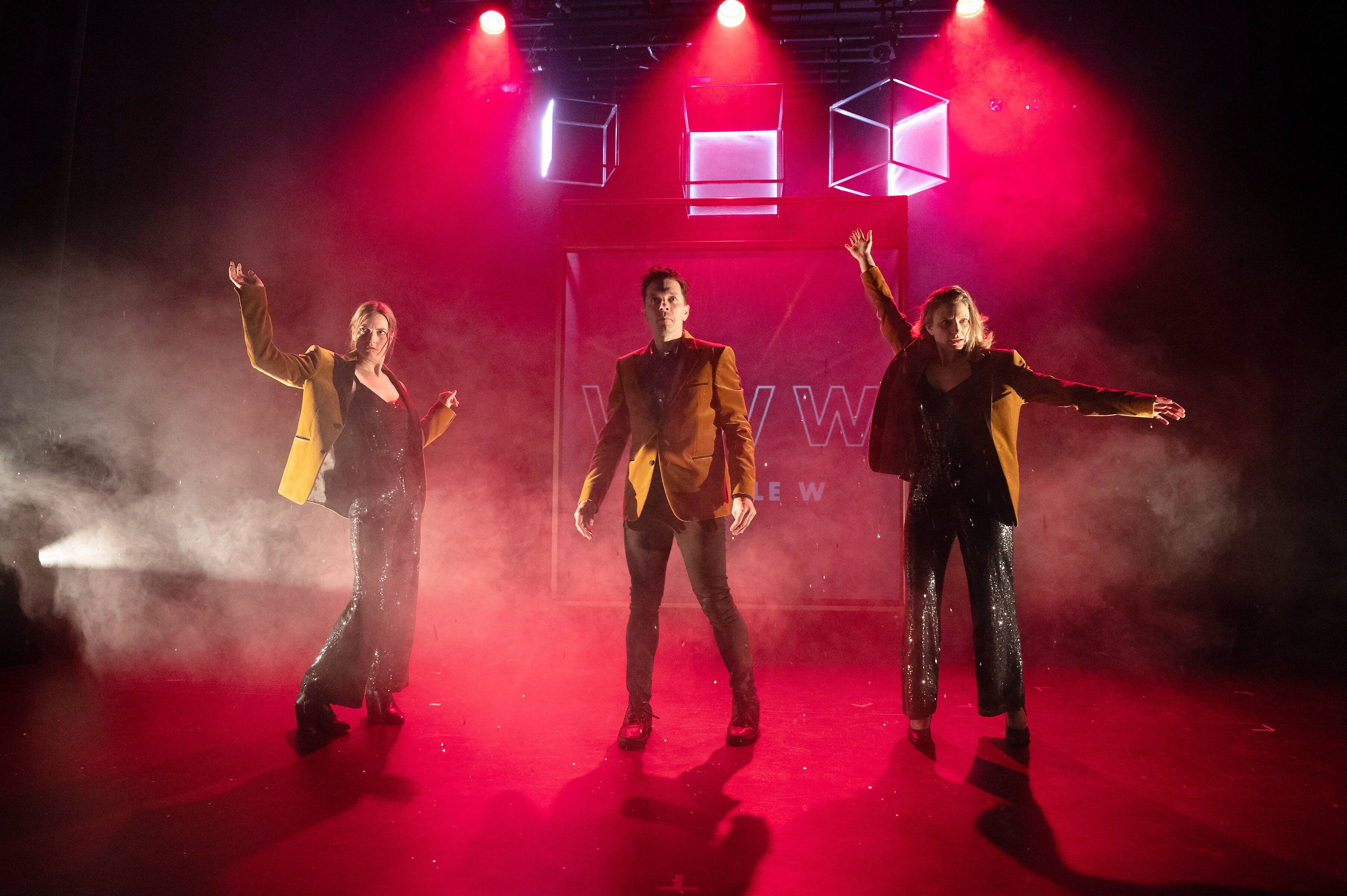 Un essai th&eacute;&acirc;tral &eacute;clat&eacute; en deux temps