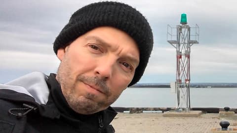 In a show of solidarity, Cubans who consider themselves special will give up the $ 500 tax credit provided in the last budget and pay it to charities in return. In this photo: Vincent Poyer donates to an organization that helps the homeless in Sherbrook. Photo credit: courtesy