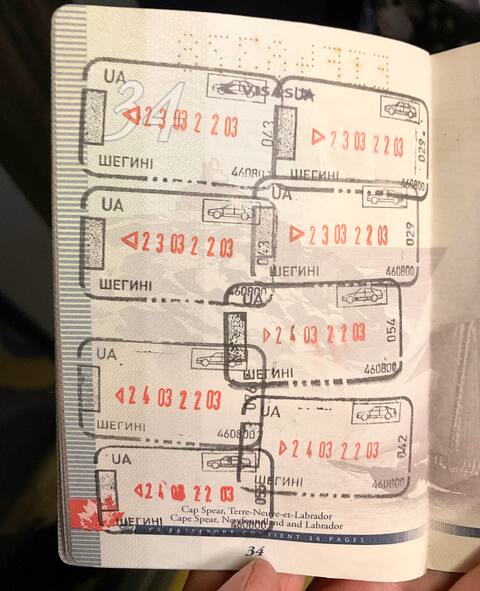 El pasaporte de Patrick Kriever se sella cada vez que viaja entre Polonia y Ucrania.