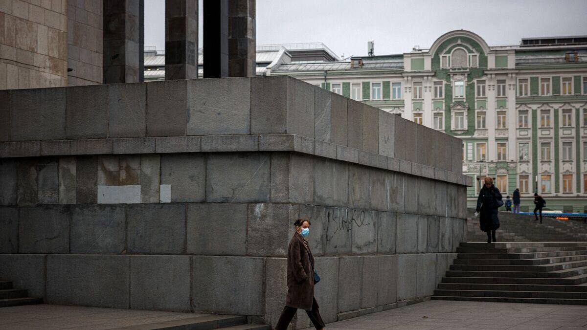 Moscou ferme ses services non essentiels en pleine flambée de COVID