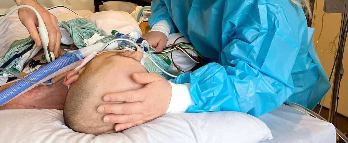 Un père de famille de 46 ans hospitalisé malgré trois doses