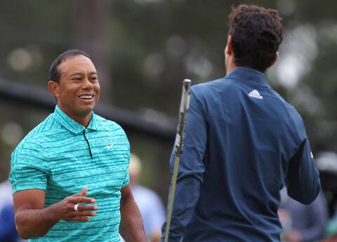 At the 18th pennant, the legendary golfer took off his cap and then offered his congratulations to Chilean Joaquin Niemann.