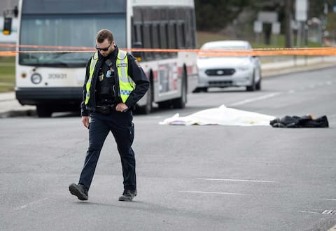 Yesterday, the lifeless body of a 12-year-old girl who was hit by this Réseau de Transport de Longueuil bus in the corner of Boulevard by Roland-Terion and Semin du Tremblay was covered with a tar.