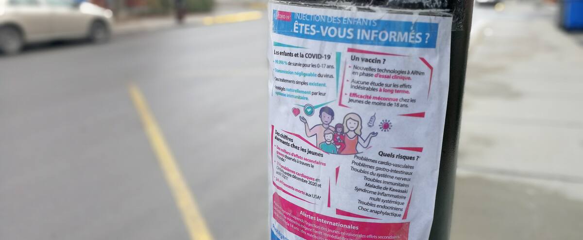 Tracts antivaccins sur des poteaux