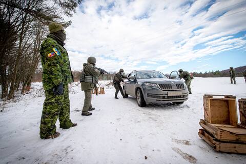 La Guardia Nacional de Ucrania entrenada para operar un puesto de control.