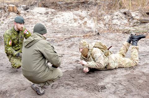 Ejercicio de desactivación de artefactos explosivos. Canadá envió equipos por valor de $ 3 millones a Ucrania para este tipo de amenaza en 2015.