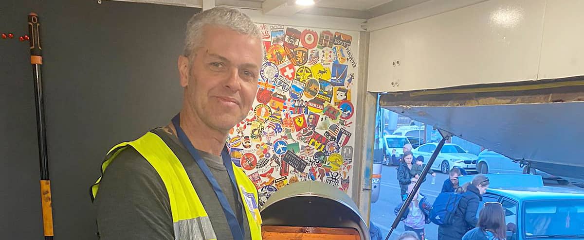 Wojna na Ukrainie: miejscowy strażak karmi uchodźców w Polsce Wojna na Ukrainie: miejscowy strażak karmi uchodźców w Polsce