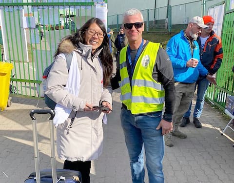 Dr Joanne Liu wracała z leczenia Ukraińców w pociągu medycznym w strefie działań wojennych, kiedy spotkała pana Fourniera na przejściu granicznym Medica, gdzie stała w kolejce jak inni uchodźcy.