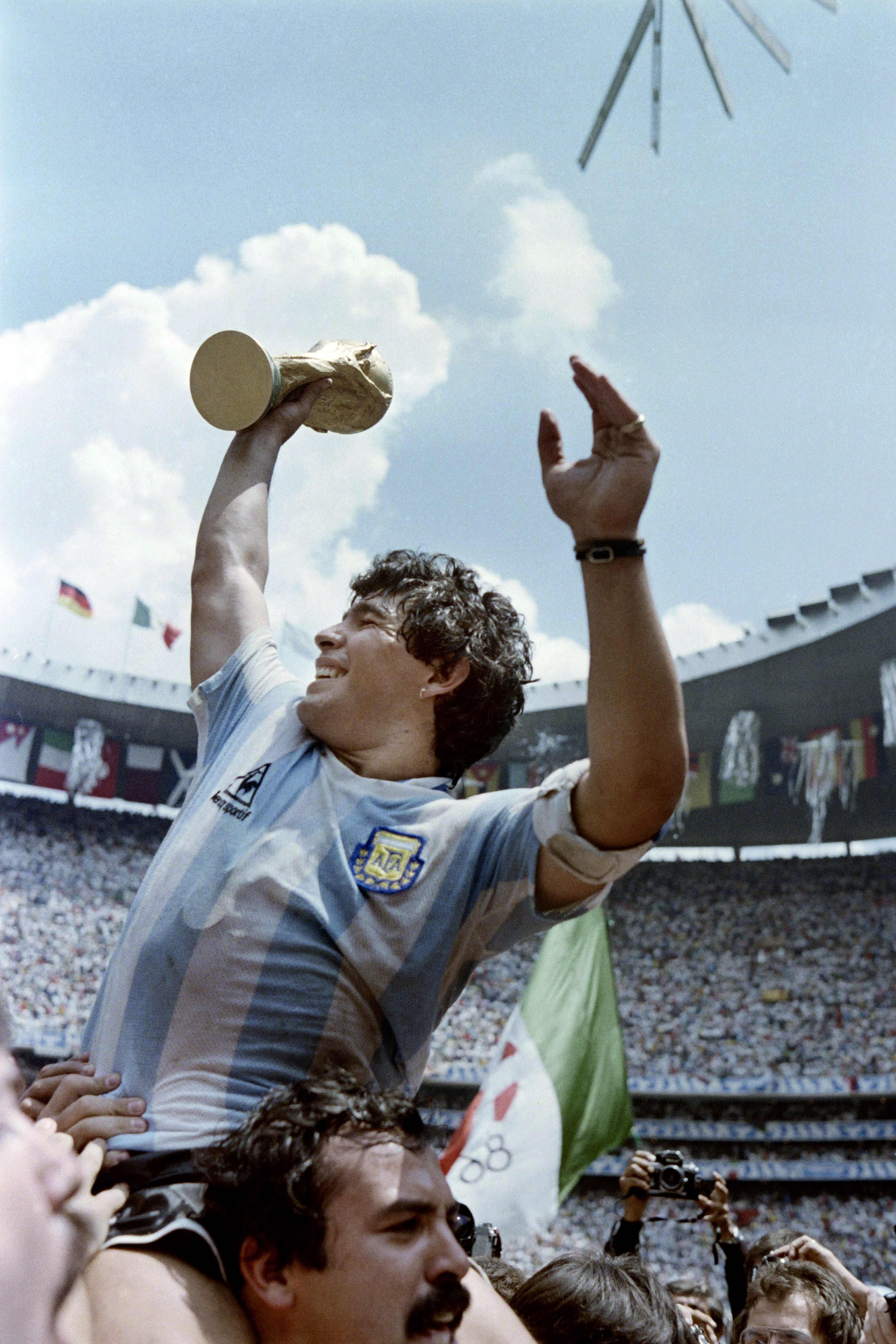 Les h&eacute;ritiers de Maradona tentent d&rsquo;emp&ecirc;cher la vente d&rsquo;un troph&eacute;e de leur p&egrave;re en France