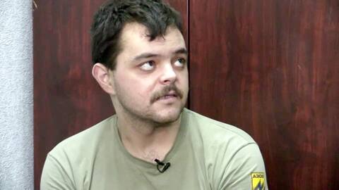 Aiden Aslin, un luchador británico capturado en Mariupol, en la televisión rusa.