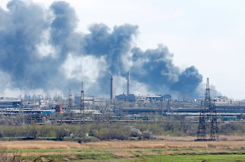 El humo se eleva desde Azovstal Steelworks, donde se están llevando a cabo las últimas batallas de Mariupol.