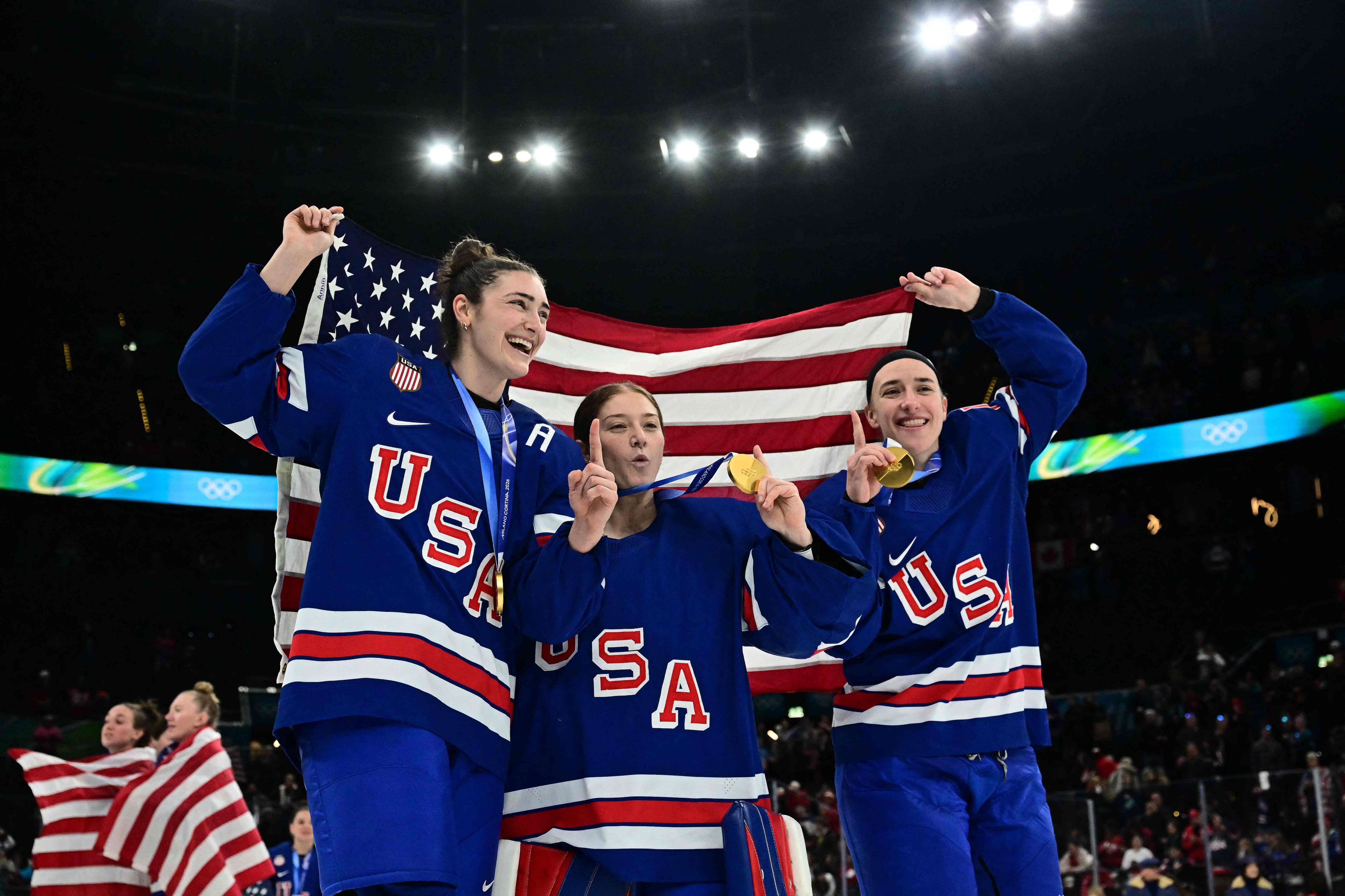 மேகன் கெல்லர் மற்றும் எரின் பிராங்கலுடன் ஹேலி ஸ்கமுரா (ஒரு பெண்).