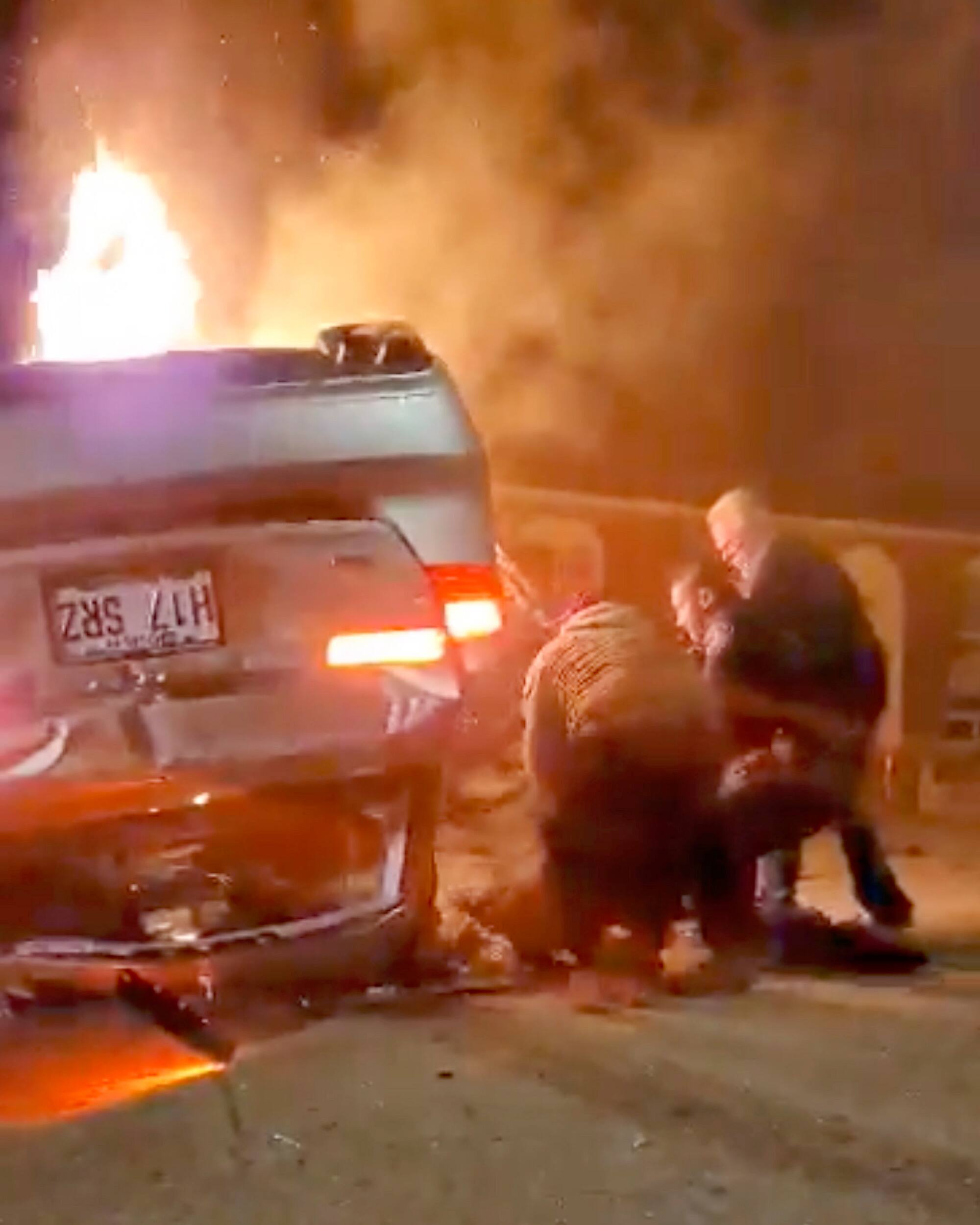 [VID&Eacute;O] Un chauffard de 18 ans sauv&eacute; in extremis des flammes