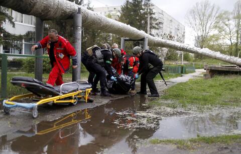 Los equipos de rescate recuperan el cuerpo de un civil asesinado ayer en el bombardeo de la ciudad de Kharkiv.
