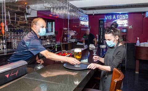 Aunque la mascarilla caiga en lugares públicos como restaurantes y centros comerciales, la mascarilla seguirá siendo obligatoria en el transporte público así como en las instituciones de salud.