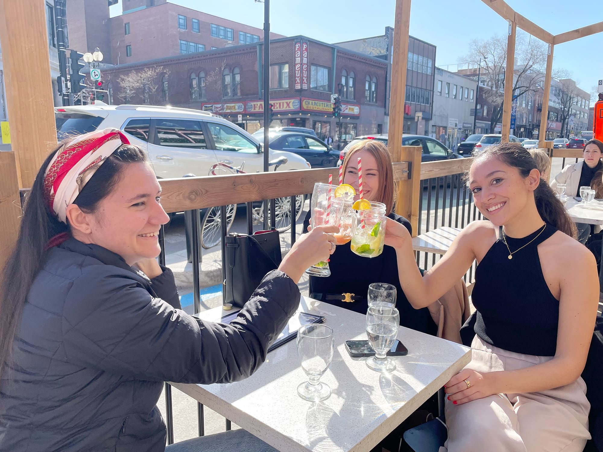 Parcs et terrasses assi&eacute;g&eacute;s!