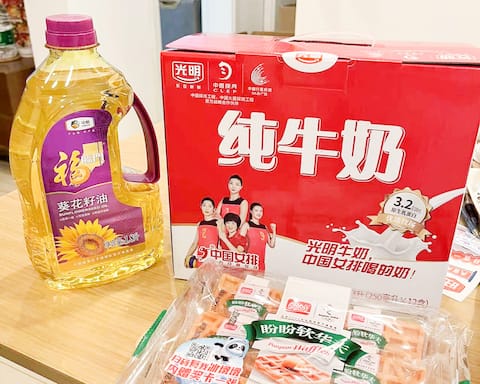 Bir örnek, bir şişe yağ ve sütlü waffle içeren Çin hükümeti tarafından gönderilen yiyecek tayındır.