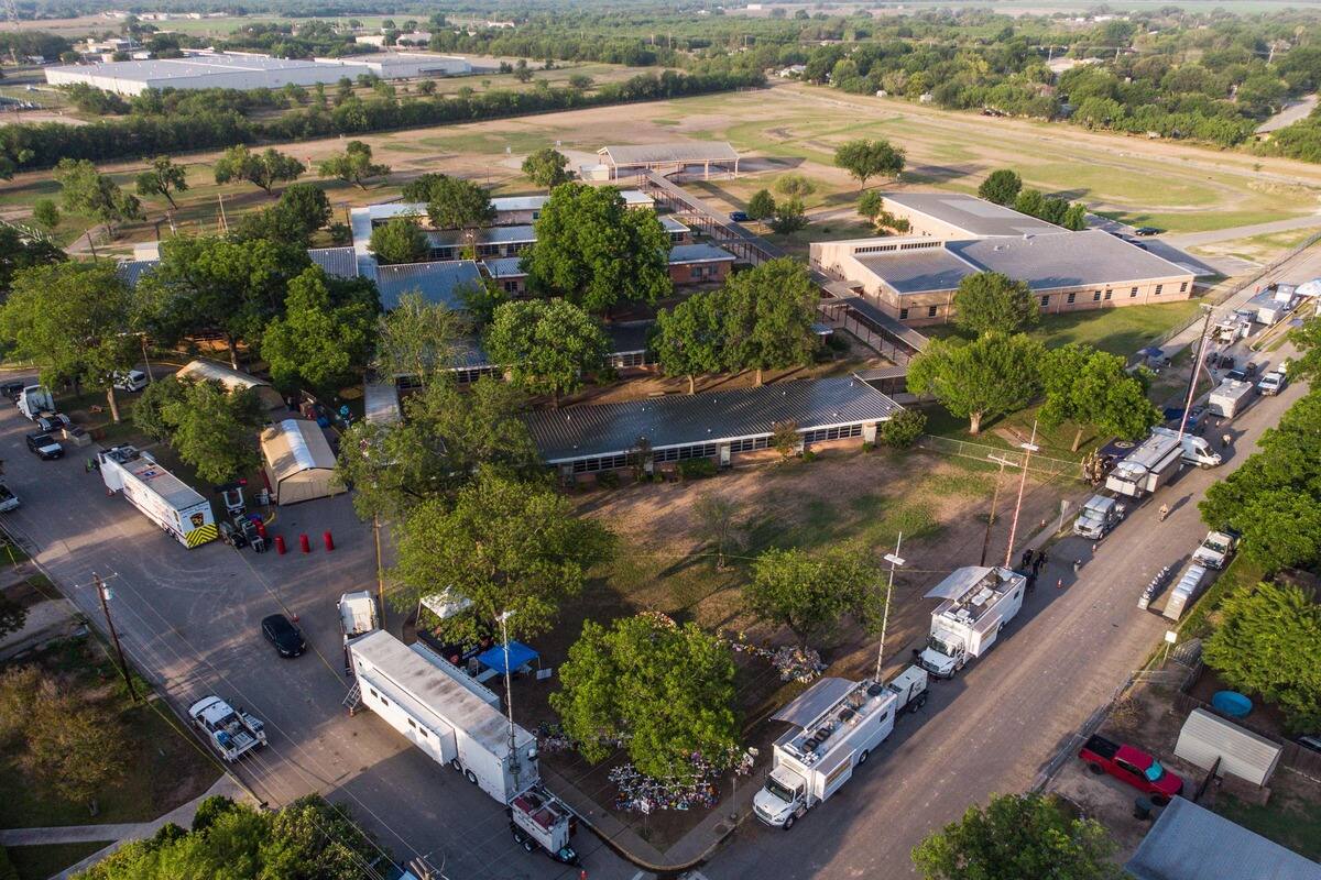 Une vid&eacute;o montre la lente r&eacute;ponse polici&egrave;re lors de la tuerie dans une &eacute;cole du Texas