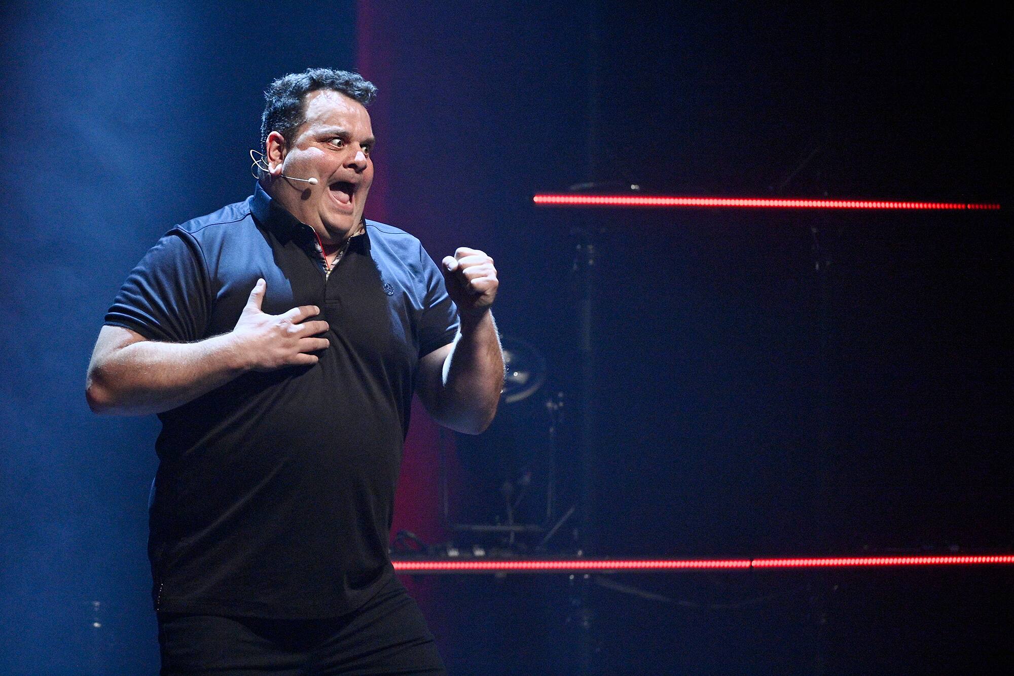 Spectacle solo: Philippe Laprise combat son &laquo;faux&raquo; cancer du sein par l'humour